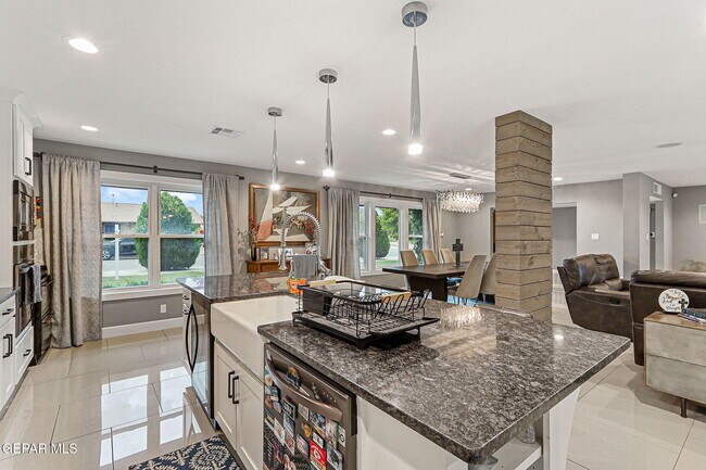 Building Photo - 9904 Monaco Dr