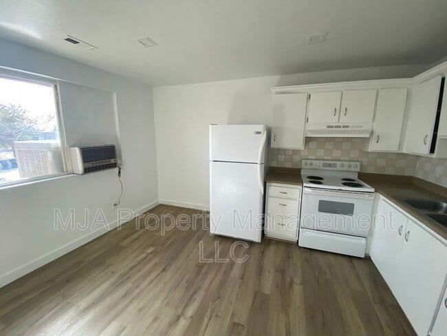 Building Photo - 2517 S Lakecrest Dr