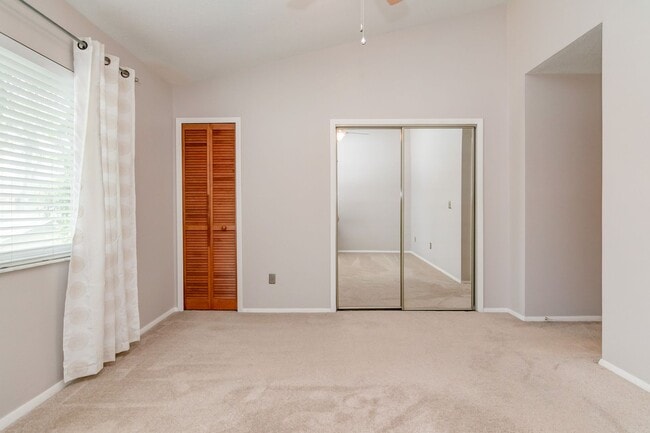 Building Photo - Cozy Move-in ready 2 Bed / 2.5 Bath Townho...