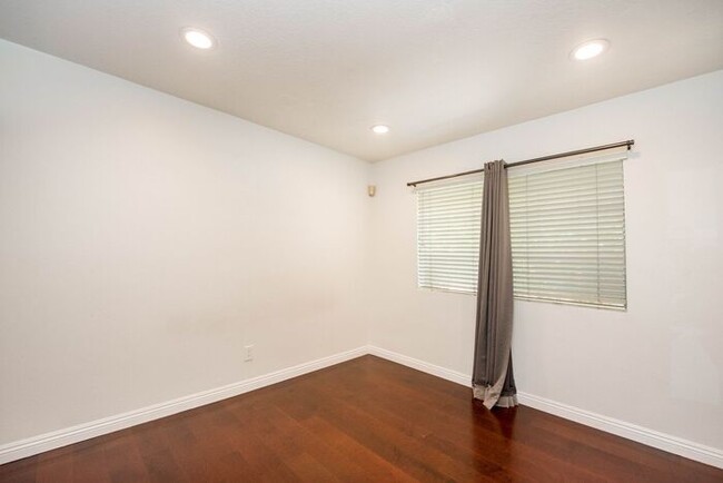 Building Photo - Anaheim Hills Beauty