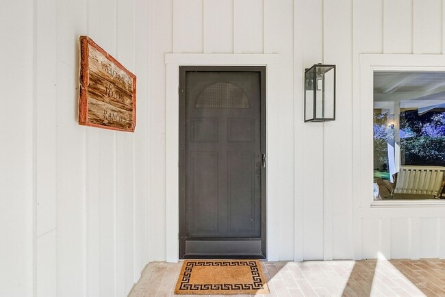 Building Photo - 724 N Refugio Rd