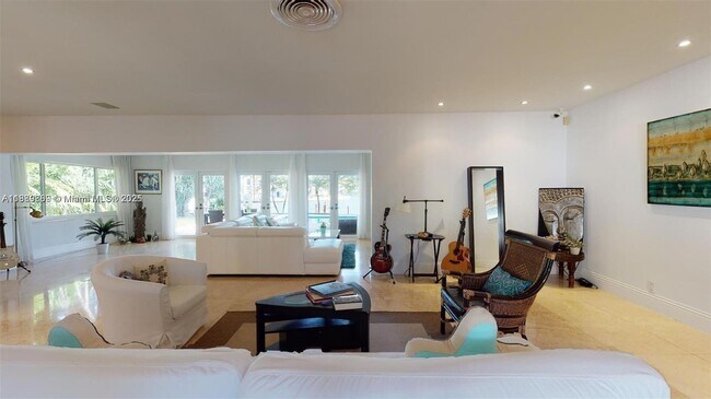 Building Photo - 6015 Pine Tree Dr