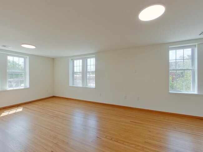 Building Photo - 1401 E Douglas Ave