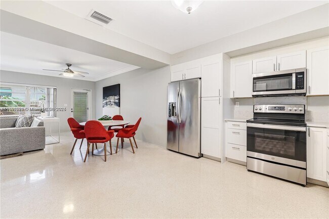 Building Photo - 262 SW 31st Ct