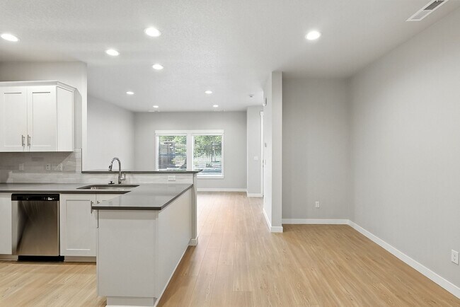 Building Photo - Brand New Townhome in Pleasant Valley Vill...
