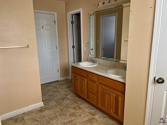 Building Photo - 105 Sark Dr