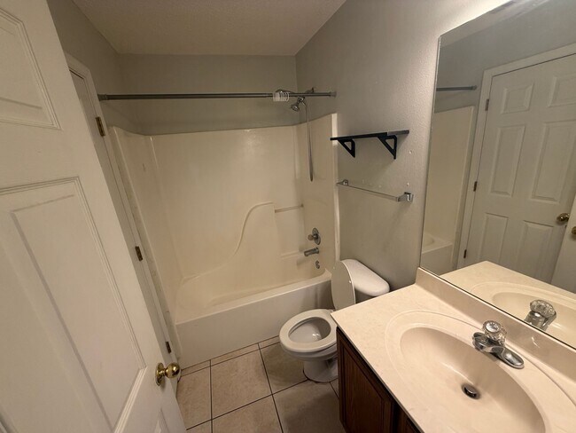 Building Photo - Updated Duplex In the heart of Niceville!