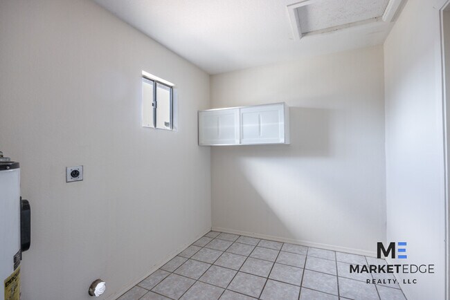 Building Photo - 2 Bed/ 1 Bath at 67th/Van Buren! Move-In R...