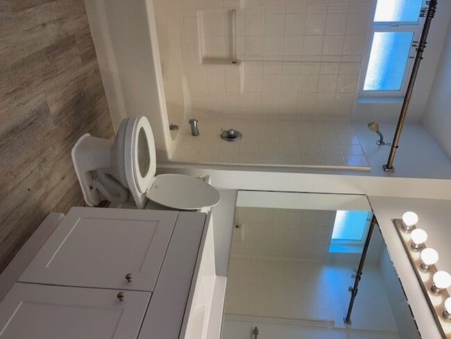 Building Photo - Kahului Ikena 3rd Floor, 2 bedroom/ 2 bathroom Apartment with Parking