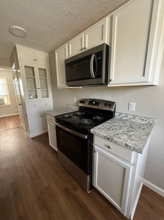 Building Photo - Beautiful renovated duplex in Edgewood!