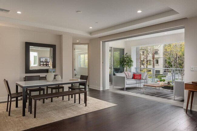 Building Photo - Stunning Ultra-Spacious 3 bed - 3.5 bath Condo in Fabulous Beverly Hills