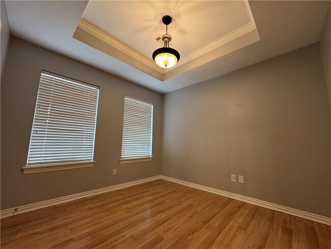 Building Photo - 4905 Hawthorne Way