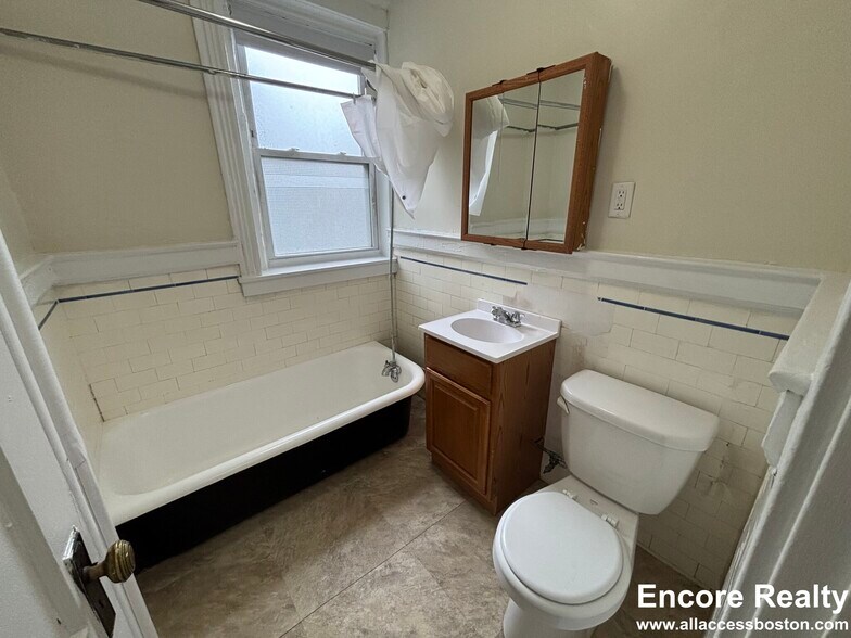 Building Photo - 462 Park Dr