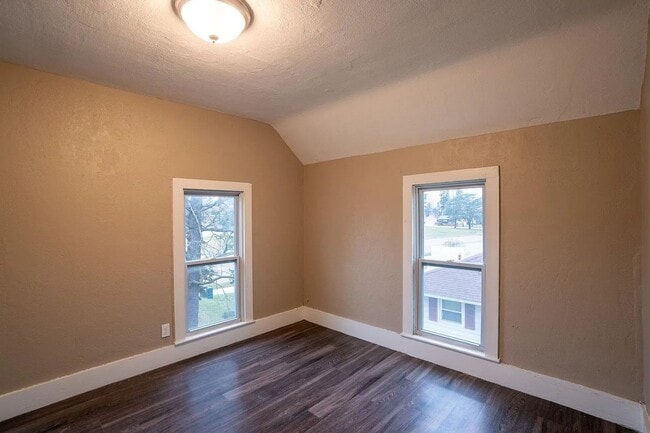 Building Photo - 4 Bedroom 1 Bath