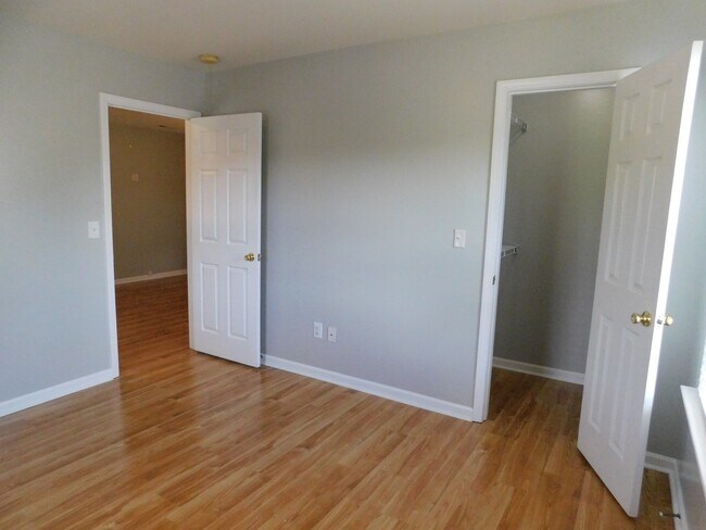 Building Photo - great 3 bed 2.5 bath master down