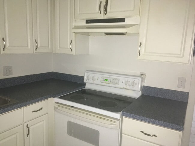 Building Photo - Central Orlando ground floor condo in gate...