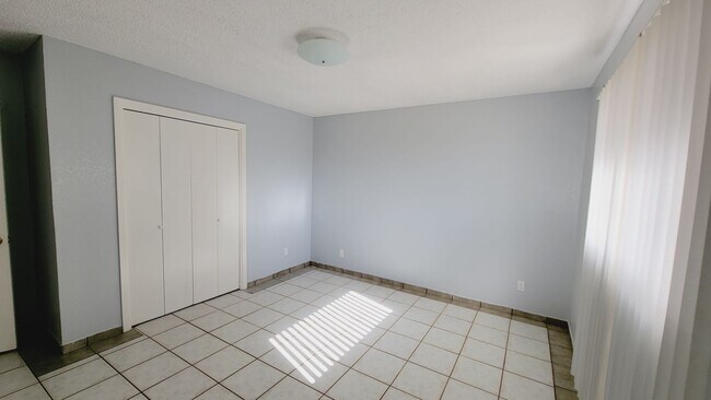 Building Photo - Adorable 2 bdrm, 2 bath apartment in West ...