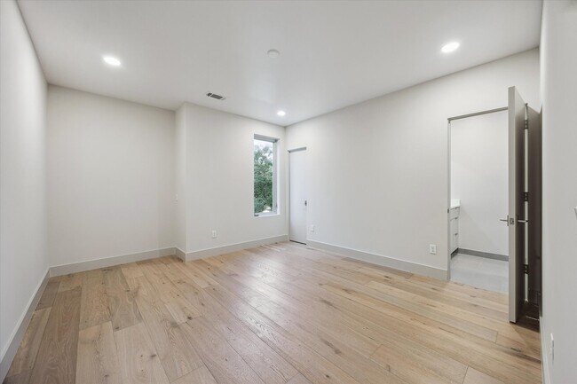 Building Photo - 2129 Quenby St