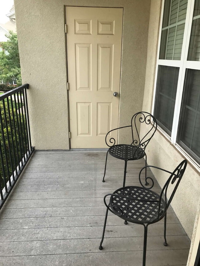 Building Photo - Spacious Condo in Fox Run Condos!