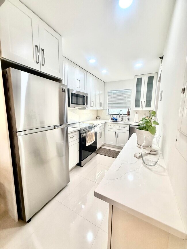 Building Photo - 4640 Lucerne Lakes Blvd W