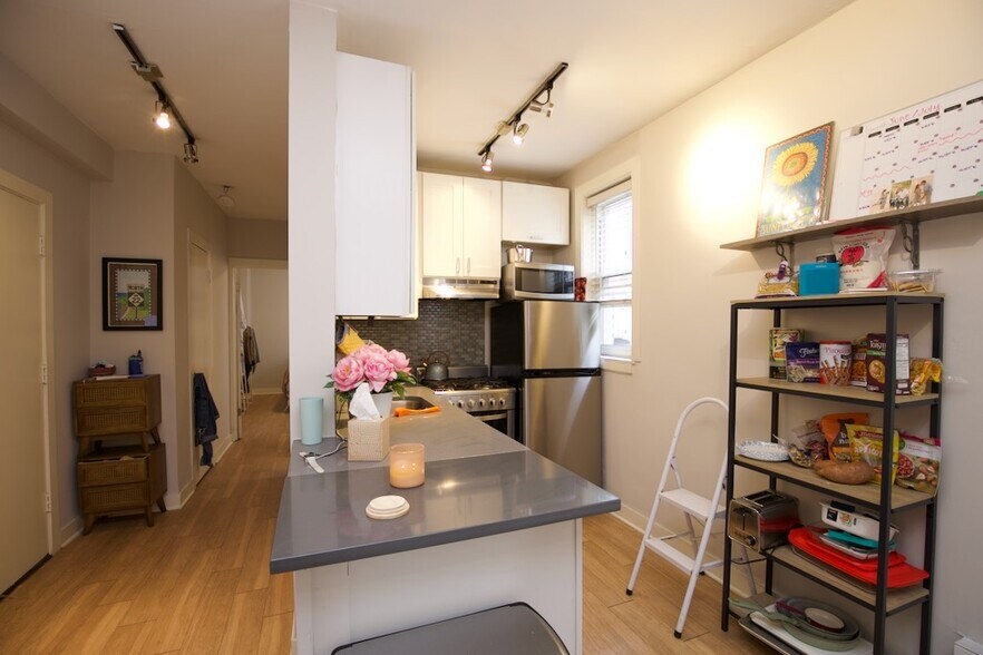 Building Photo - 511 W Belmont Ave