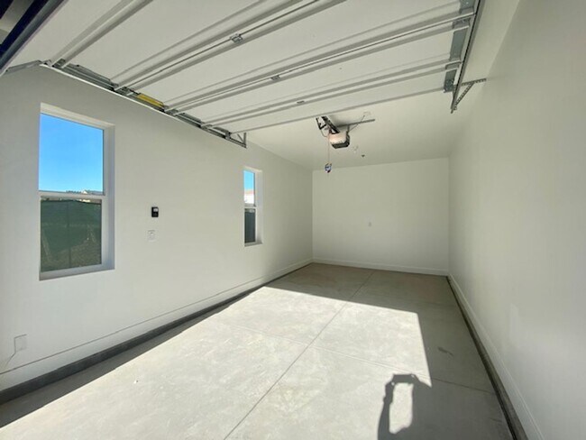 Building Photo - SPACIOUS APARTMENT FOR RENT!