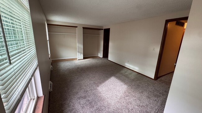 Building Photo - 3 bed 2.5 bath w/ garage, Great location off University and Dry Creek, close to Southglenn Mall a...