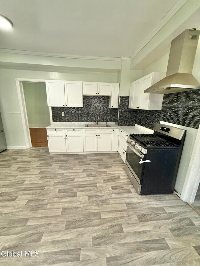 Building Photo - 70 Academy St