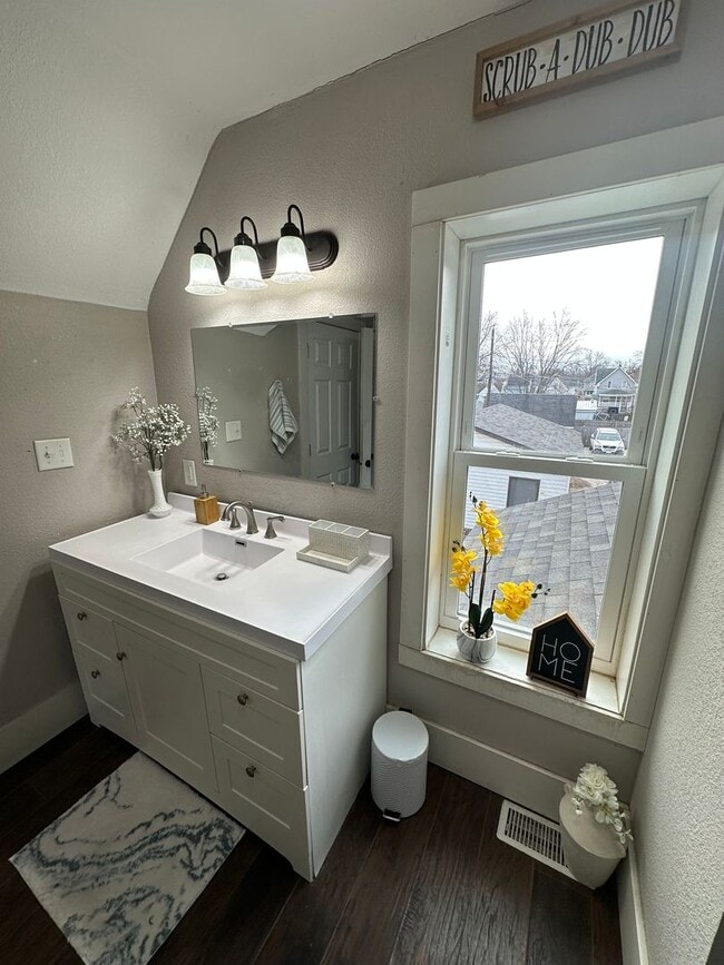 Building Photo - Remodeled 3 bed, 1 bath home for rent.