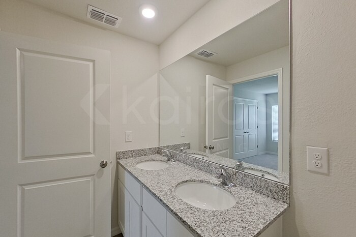 Building Photo - 4669 Finland Ave