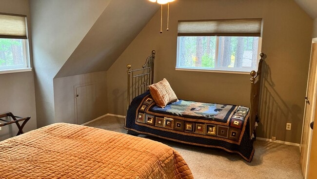 Building Photo - Furnished rental with large fenced back yard.