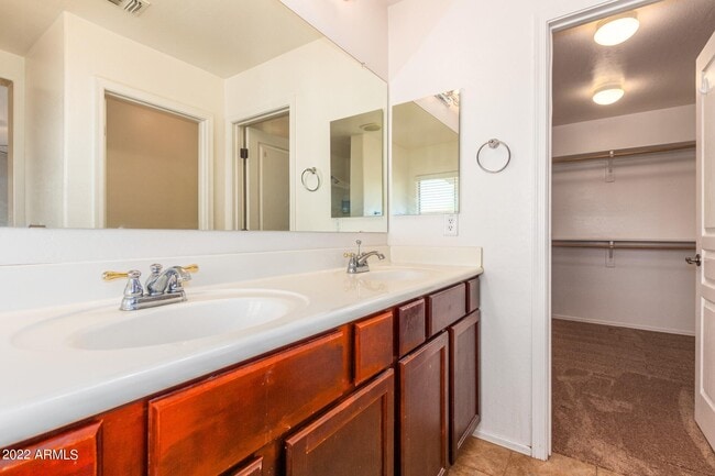 Building Photo - 1732 E Elgin St