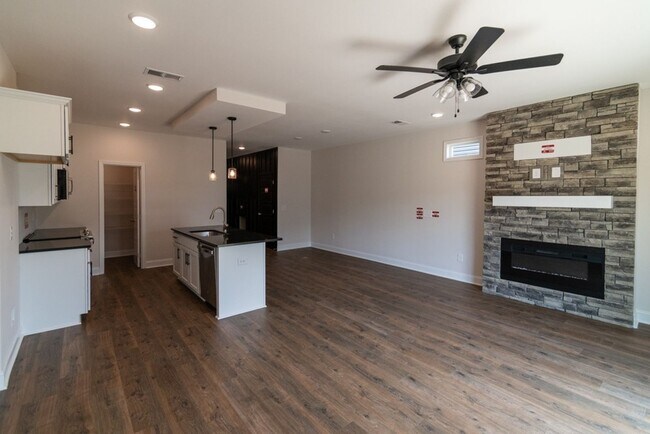 Building Photo - Gorgeous Single Family Home