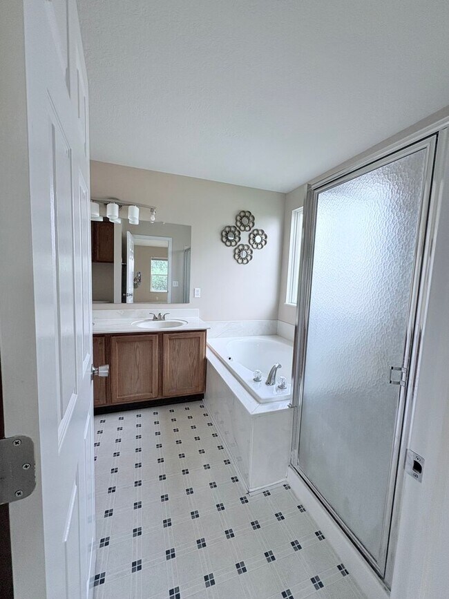 Building Photo - Spacious 4 Bed, 2 Bath Home in Columbus