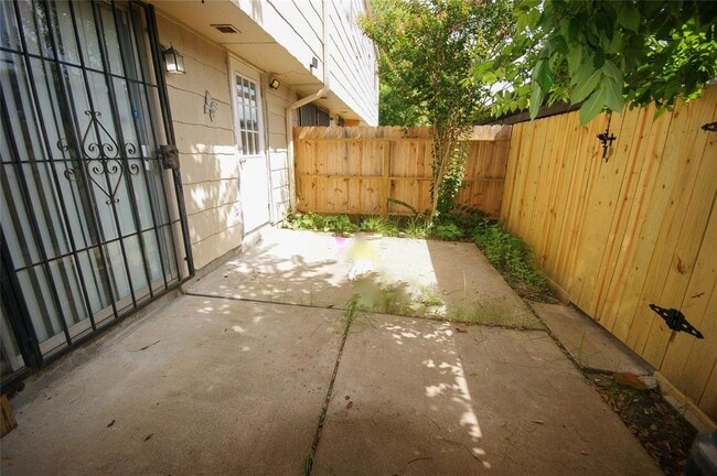 Building Photo - 7925 Grove Ridge Dr