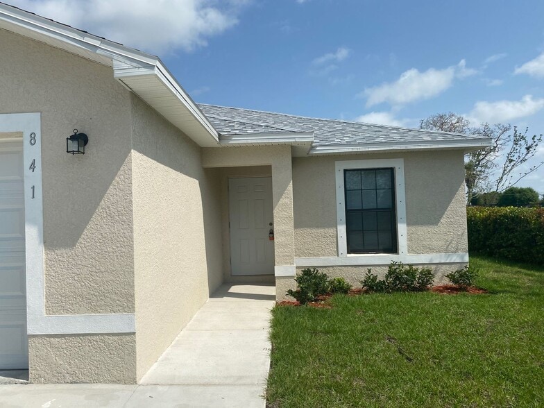 Building Photo - $250 move in special - 3 bedroom, 2 bath Duplex
