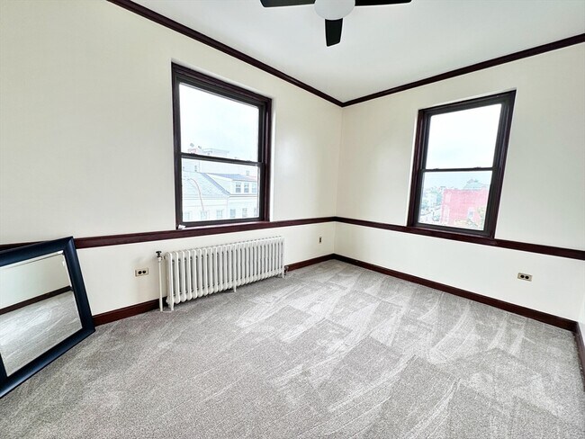 Building Photo - 154 Maverick St