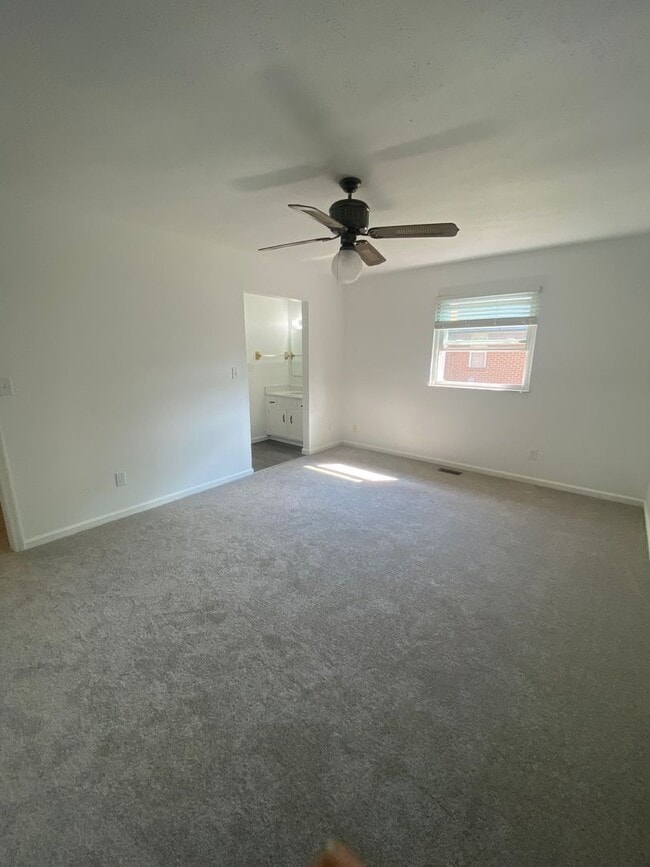 Building Photo - Spacious 2 Bedroom, 2 Bath Single-Story Home