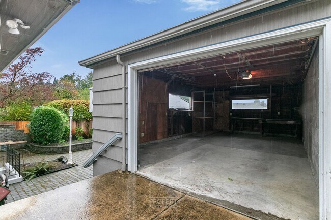 Building Photo - Sunny 4 BR home with lots of space!