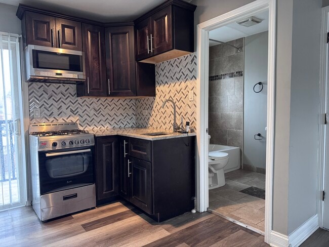 Building Photo - 9909 S Ridgeland Ave