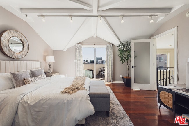 Building Photo - 844 3rd St