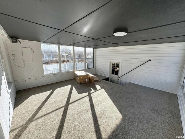 Building Photo - 3 bedroom Rental in Rock Island