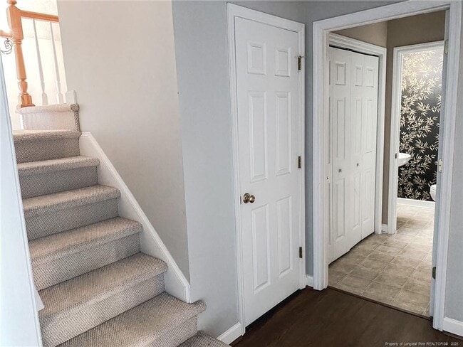 Building Photo - 616 Amberdale W Cir