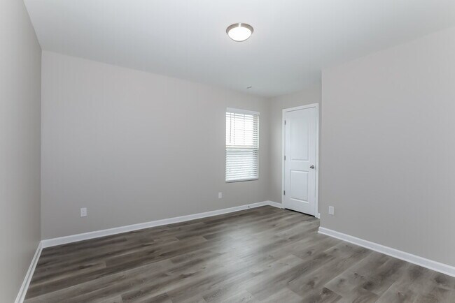 Building Photo - 1044 Sutherland Dr