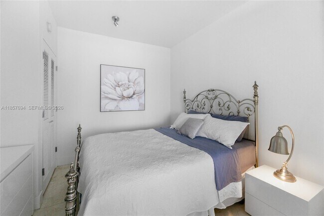 Building Photo - 100 Lincoln Rd