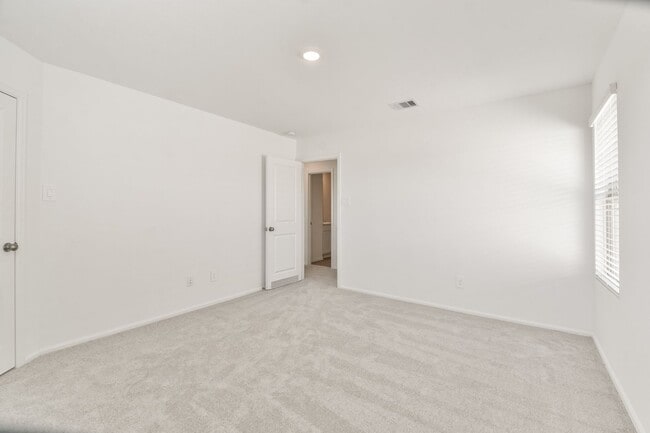 Building Photo - Immaculate 4 bedroom home in Becker Fields!