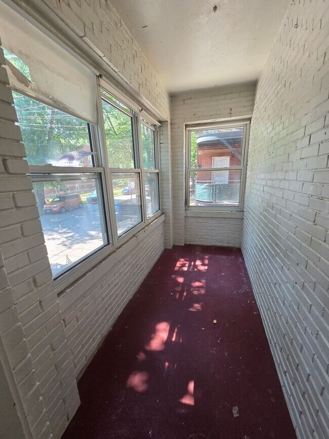 Building Photo - Large 3-bed/1-bath Apartment in the Heart of Rogers Park!