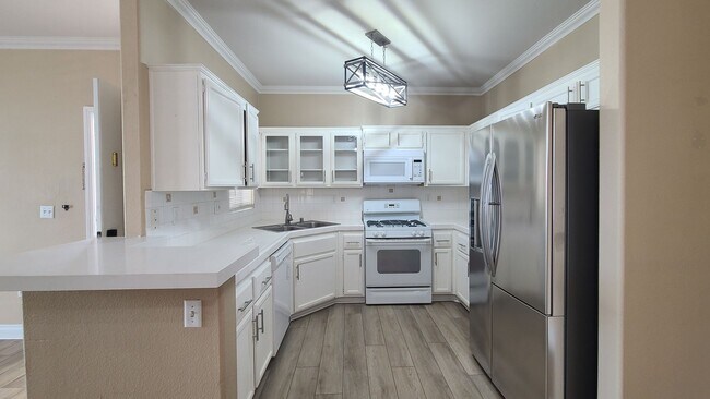 Building Photo - Upstairs 3 Bedroom condo