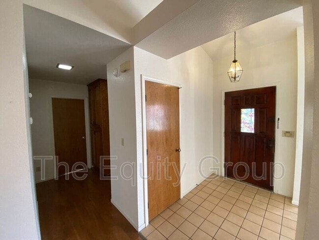 Building Photo - 5936 W Oak Ave