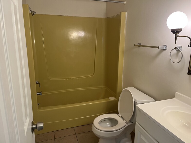 Full Bath- Upper Level - 2290 Jericho Rd